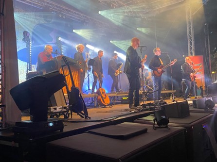 Smukke Møllers Band med den exceptionelle krølhårede trækbasunist.
